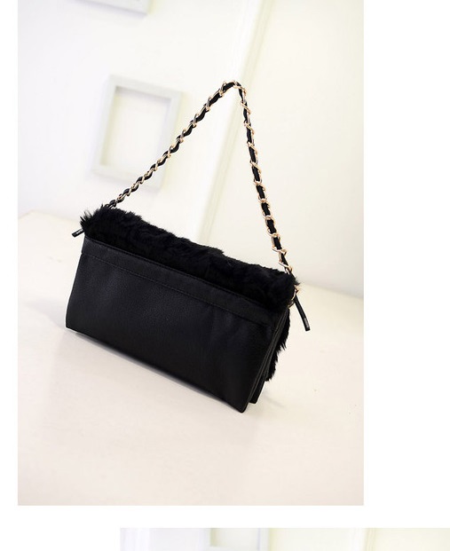 กระเป๋า Clutch มือ แต่งขนฟูนุ่ม สีขาว /ดำ แถมสายสองแบบ สองระดับ (สายโซ่+สายหนัง) ใช้ได้หลากหลายสไตล์เลยคะ ขนนุ่ม สวยหรู สุดๆ