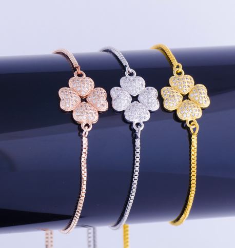 กำไลข้อมือทอง สร้อยข้อมือทอง ลายหัวใจฝังเพชร 4 ดวง ต่อกันเป็น ดอกโคลเว่อร์ สร้อยข้อมือผู้หญิง ดอกไม้ 525694