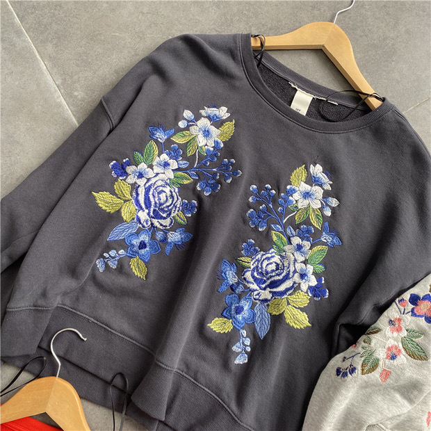 เสื้อวอร์ม แขนยาว เสื้อกันหนาวสีเทา แต่งลายปัก งาน ZARA (ตัดป้าย)งานสวย เนื้อผ้านุ่มมากคะ สำเนา สำเนา สำเนา เทา