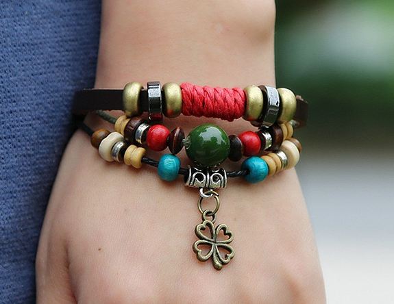 สร้อยข้อมือผู้ชาย กำไลข้อมือ ผู้ชาย ผู้หญิงใส่ได้ งาน แฮนด์เมด ร้อยลูกปัด หลากสี แต่งด้วย เชือกถัก สไตล์ วินเทจ ห้อยจี้ ดอกโคลเว่อร์ สัญลักษณ์ โชคดี 533491