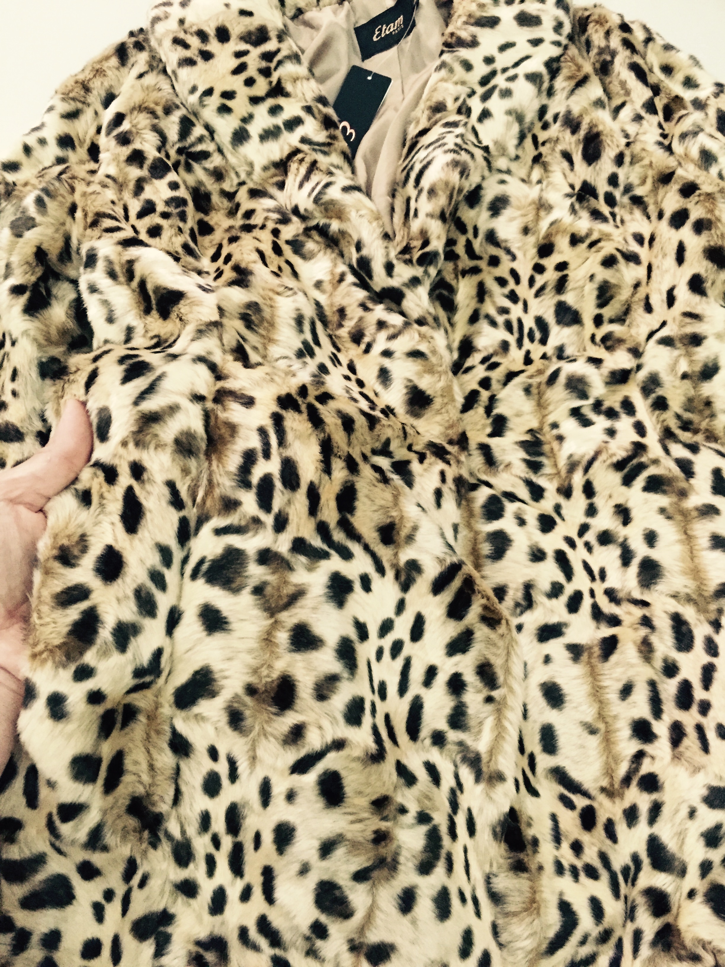 Etam เสื้อโค้ท แต่งขน ลายเสือดาว สีเหลืองนูททอง โค้ทยาว แต่ชงขนหนานุ่ม เนื้อละเอียด ลายเสือดาว สวย หรู งานแบรนด์เนมหรู ETAM จากฝรั่งเศส แท้100% คะ Size S ลายเสือ