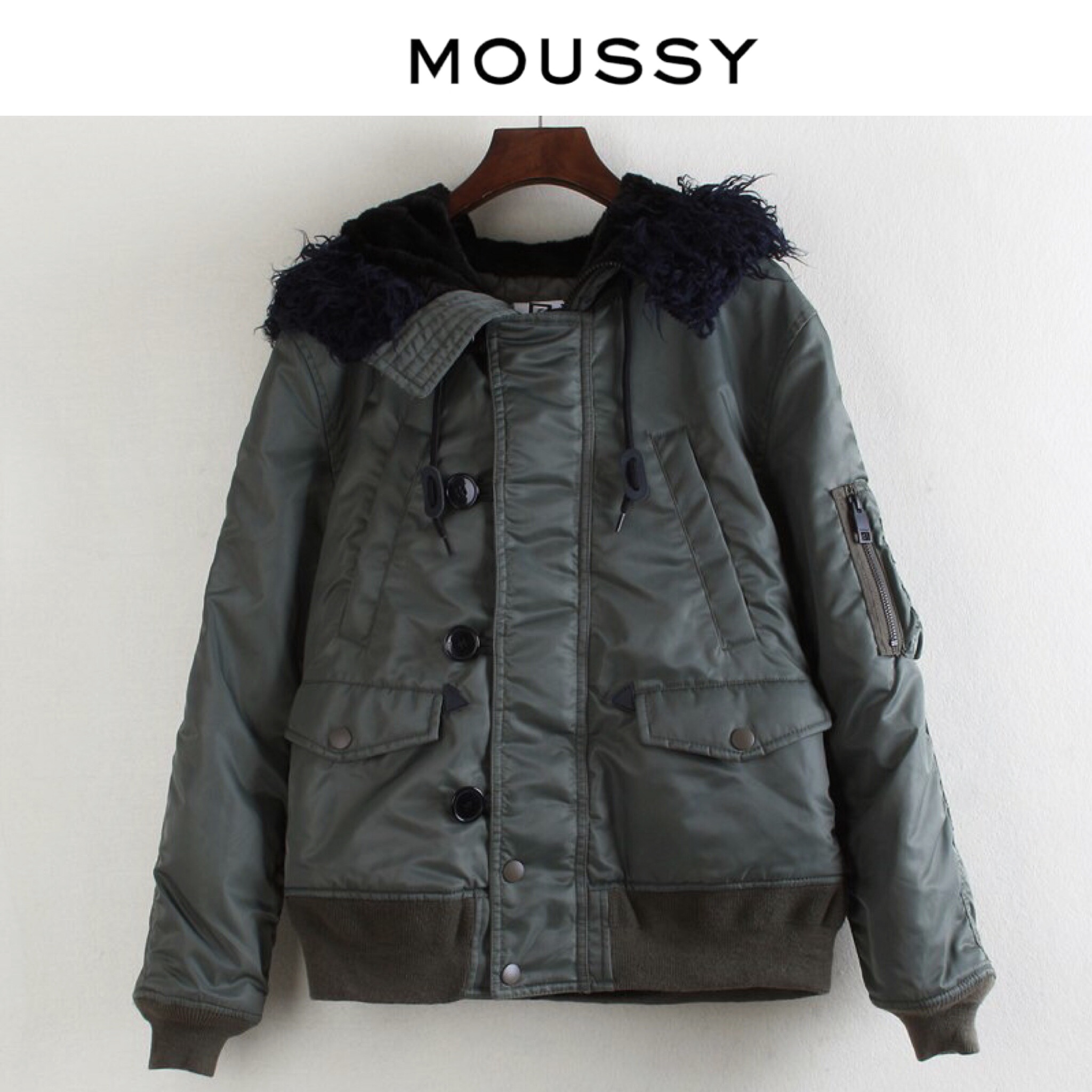 Moussy เสื้อกันหนาว แนวเสื้อนักบิน แต่งฮูท สีเขียวทหาร เสื้อกันหนาวแบรนด์เนม Moussy สุดหรู ของแท้100% บุนวมอุ่น เนื้อผ้ากันน้ำ กันหิมะ แบบสวย แนว คะ งานญี่ปุ่น สวย เนี๊ยบมากๆเลยค่า Size M/L เขียว