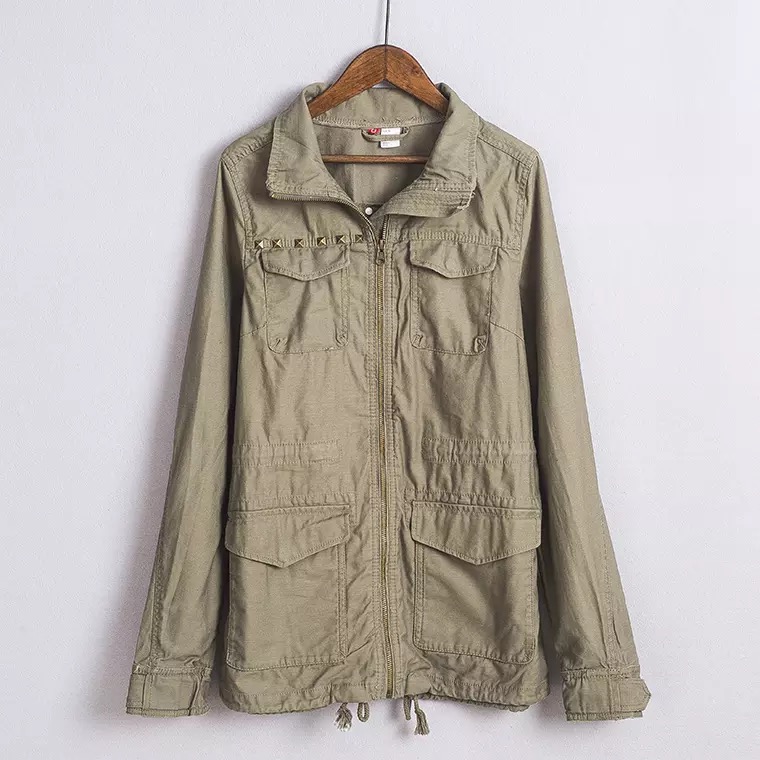 H&m เสื้อคลุม เสื้อนอก สีเขียวทหาร แบรนด์เนม H&M แต่งปักหมุดทอง เล็กๆช่วงอก งานแบรนด์เนม สวยเท่ห์มากคะ Size size S/M/L/XL