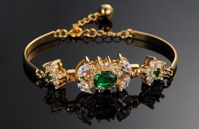 สร้อยข้อมือ ผู้หญิง สร้อยข้อมือทอง 18 K ลาย ดอกไม้ ล้อม มรกต สีเขียว 2 ข่อ ฝังเพชร CZ แท้ และ คริสตัล ออสเตเรีย สวยหรู มีระดับ ของขวัญวันแต่งงาน 264559