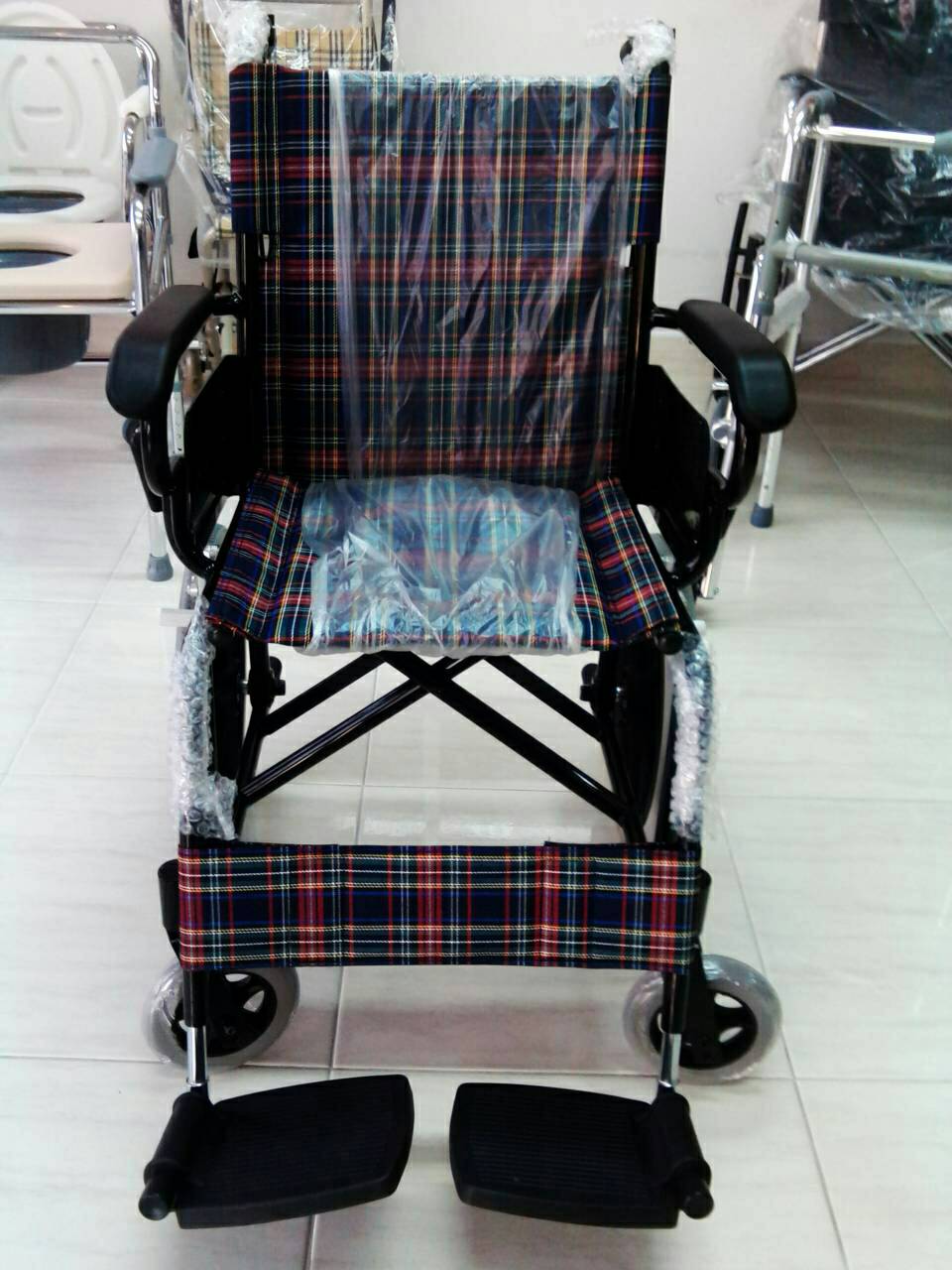 รถเข็นผู้ป่วยอลูมิเนียมอัลลอยด์ น้ำหนักเบา มีเบรคมือ เหมาะสำหรับเดินทาง