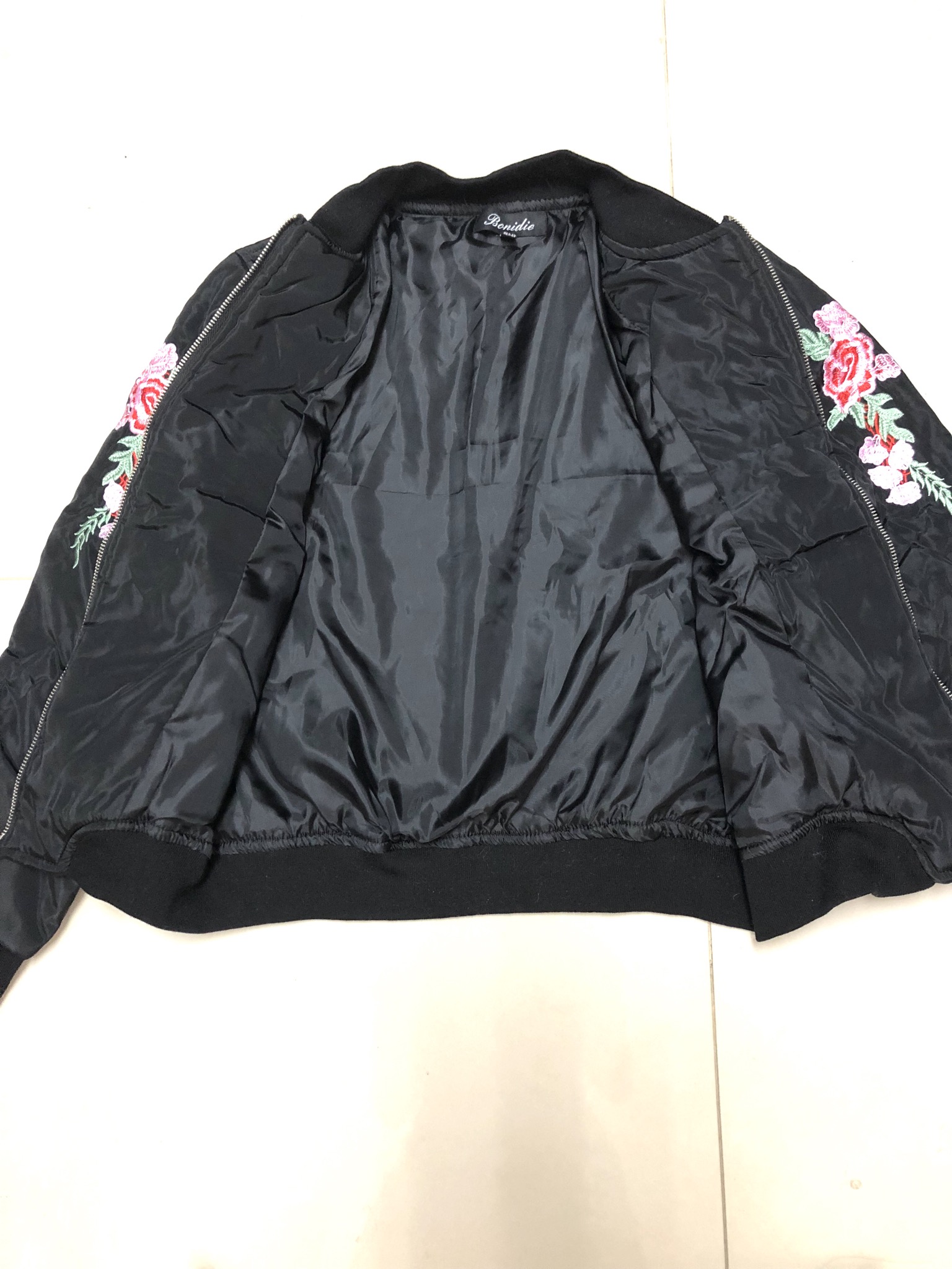 เสื้อนอก เสื้อคลุมกันหนาว เสื้อไฟท์ สีดำ แต่งลายปักช่วงแขน Size M/L