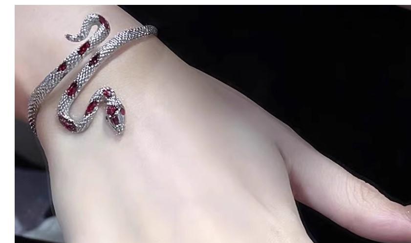 กำไลข้อมือเงิน ลายงู ฝังเพชร CZ สีแดงทับทิม สวยหรู กำไลเพชร ลายงู ใส่ออกงาน สวย ๆ 456381