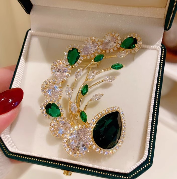 เข็มกลัด ขนนกสีทอง ตกแต่งด้วย เพชร CZ AAA สีเขียวมรกต ส่วนโค้ง สวยงาม เข็มกลัดติดเสื้อ แบบหรูหรา 157812