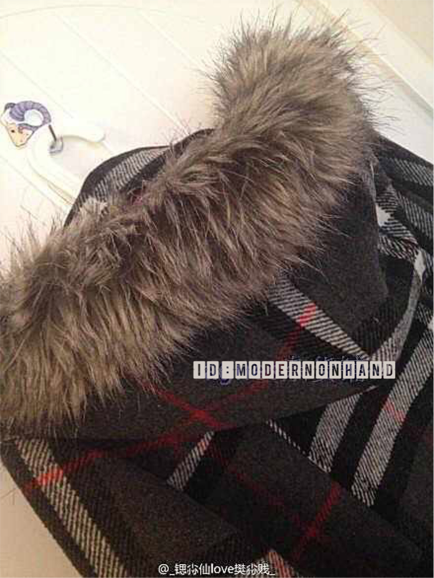 เสื้อกันหนาวสักหลาดผสมวู ลายตาราง classic burberry สีเทา brandname NYC DOLLHOUSE แต่งกระดุมสองแถบ ติดหมวกฮูท ติดเฟอร์ (หมวกมีกระดุมถอดใส่ได้คะ)สวย หรูคะ Size S
