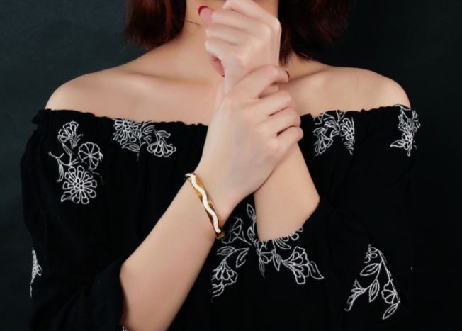 กำไลข้อมือทอง สร้อยข้อมือ ผู้หญิง ฝังเพชร ลายเส้นโค้ง เป็นคลื่น สวยงาม กำไลทอง ใส่ออกงาน ทำงาน สวย ๆ 310905
