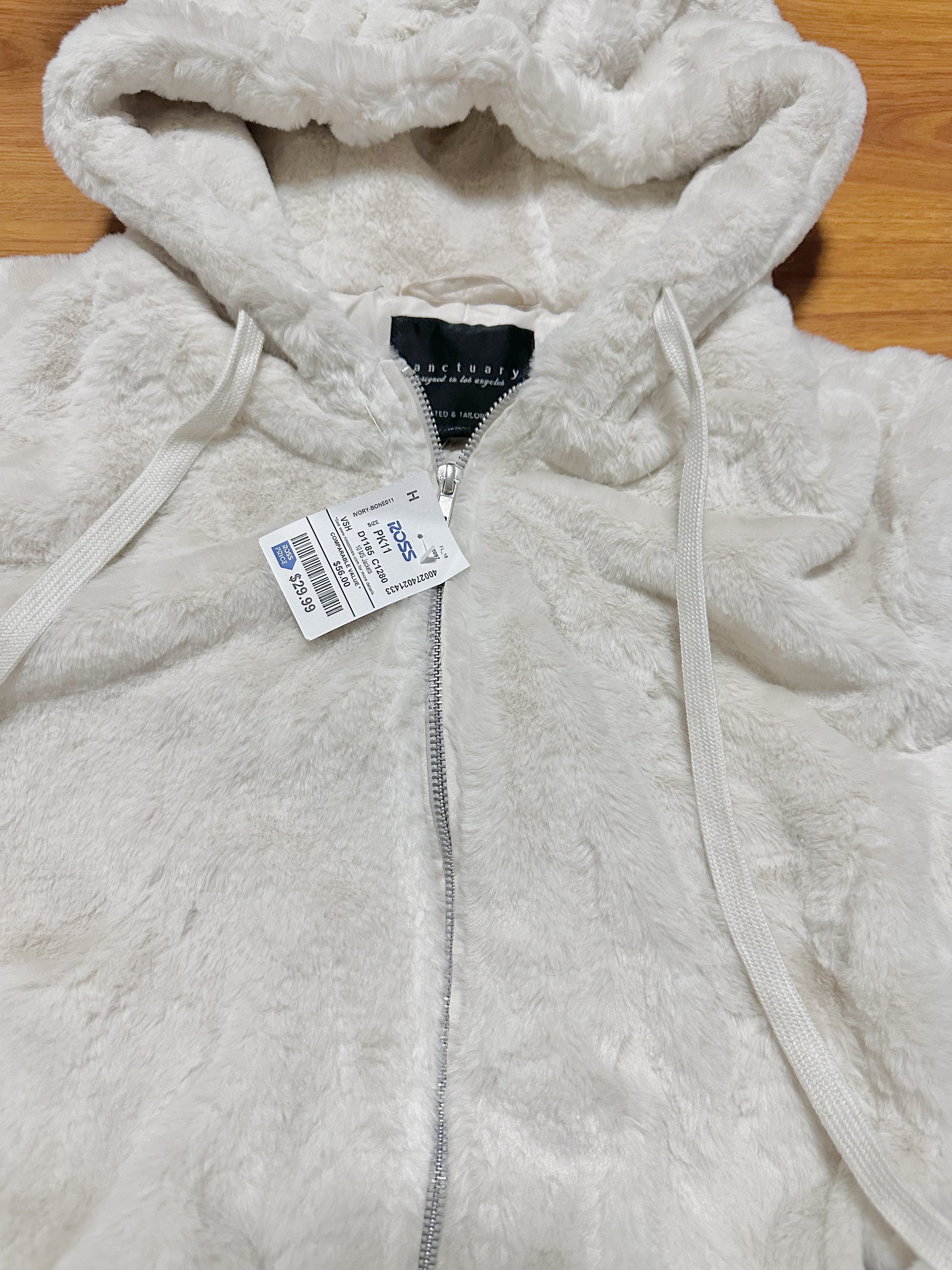 915 เสื้อเฟอร์กันหนาว หมวกฮู้ด เสื้อขน Fluffy hooded jacket แบรนด์ SANCTUARY ขาว