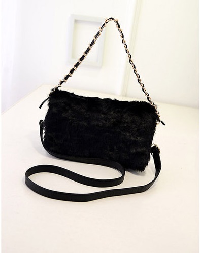 กระเป๋า Clutch มือ แต่งขนฟูนุ่ม สีขาว /ดำ แถมสายสองแบบ สองระดับ (สายโซ่+สายหนัง) ใช้ได้หลากหลายสไตล์เลยคะ ขนนุ่ม สวยหรู สุดๆ
