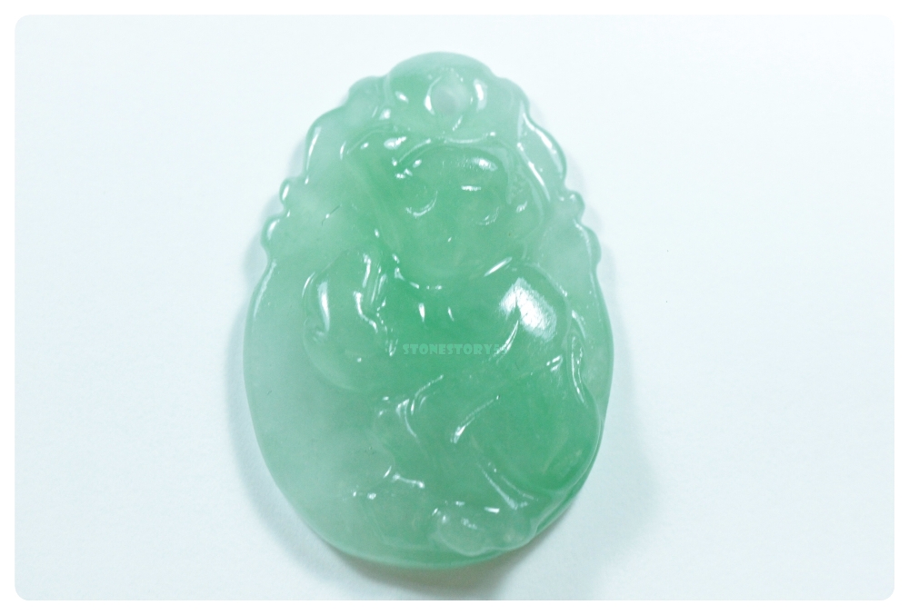 หยกน้ำแข็งแกะสลักเป็นรูปลิงกินกล้วย