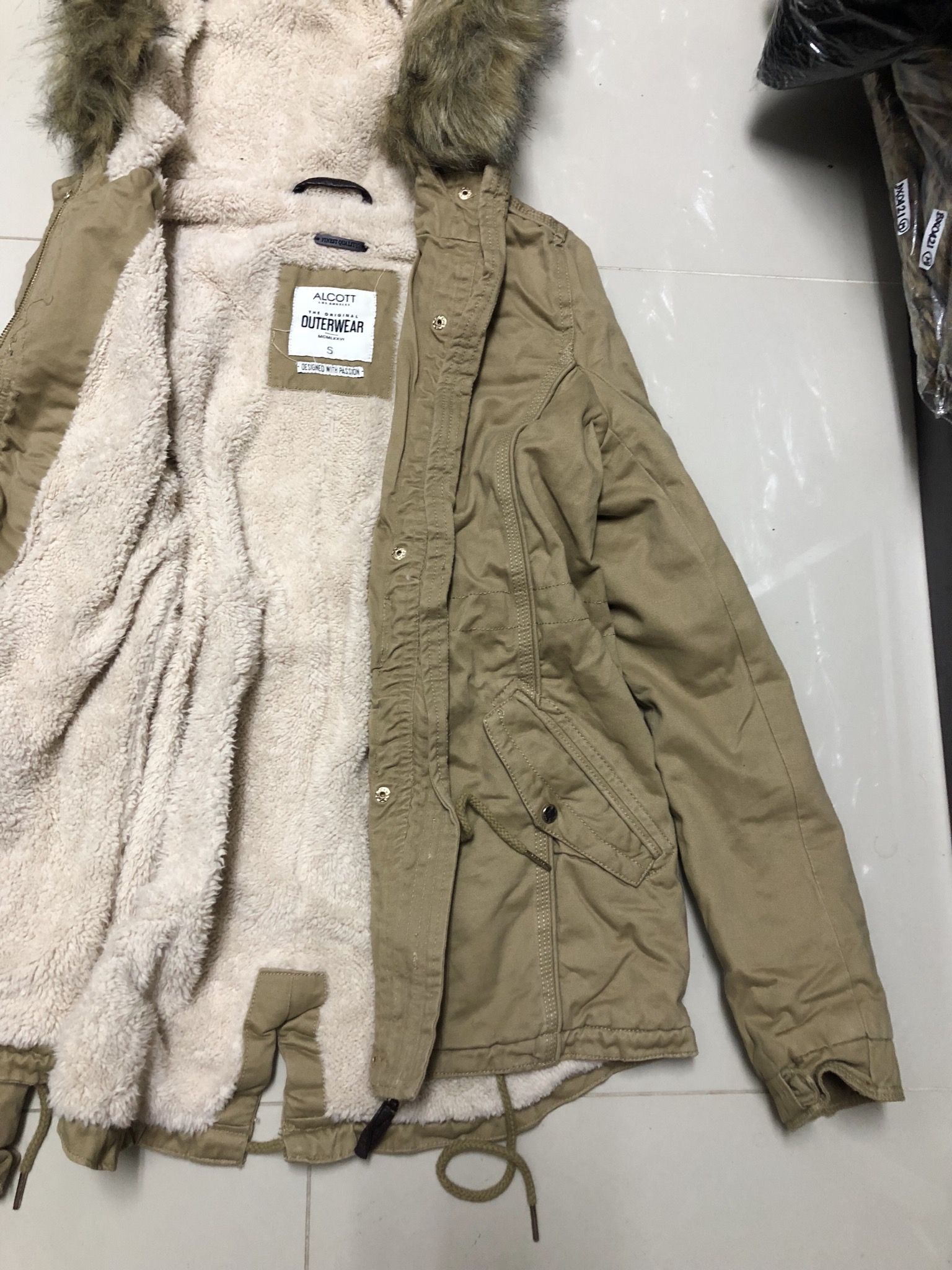เสื้อกันหนาว เสื้อแนวPARKA กันหนาว แต่งฮูทติดเฟอร์ สีกากี แบรนด์เนม ALCOTT LOSANGELES UK แท้ ซับขนอุ่นสีขาว งานสวยเนี๊ยบมากคะ Size S/M/L /XL กากี