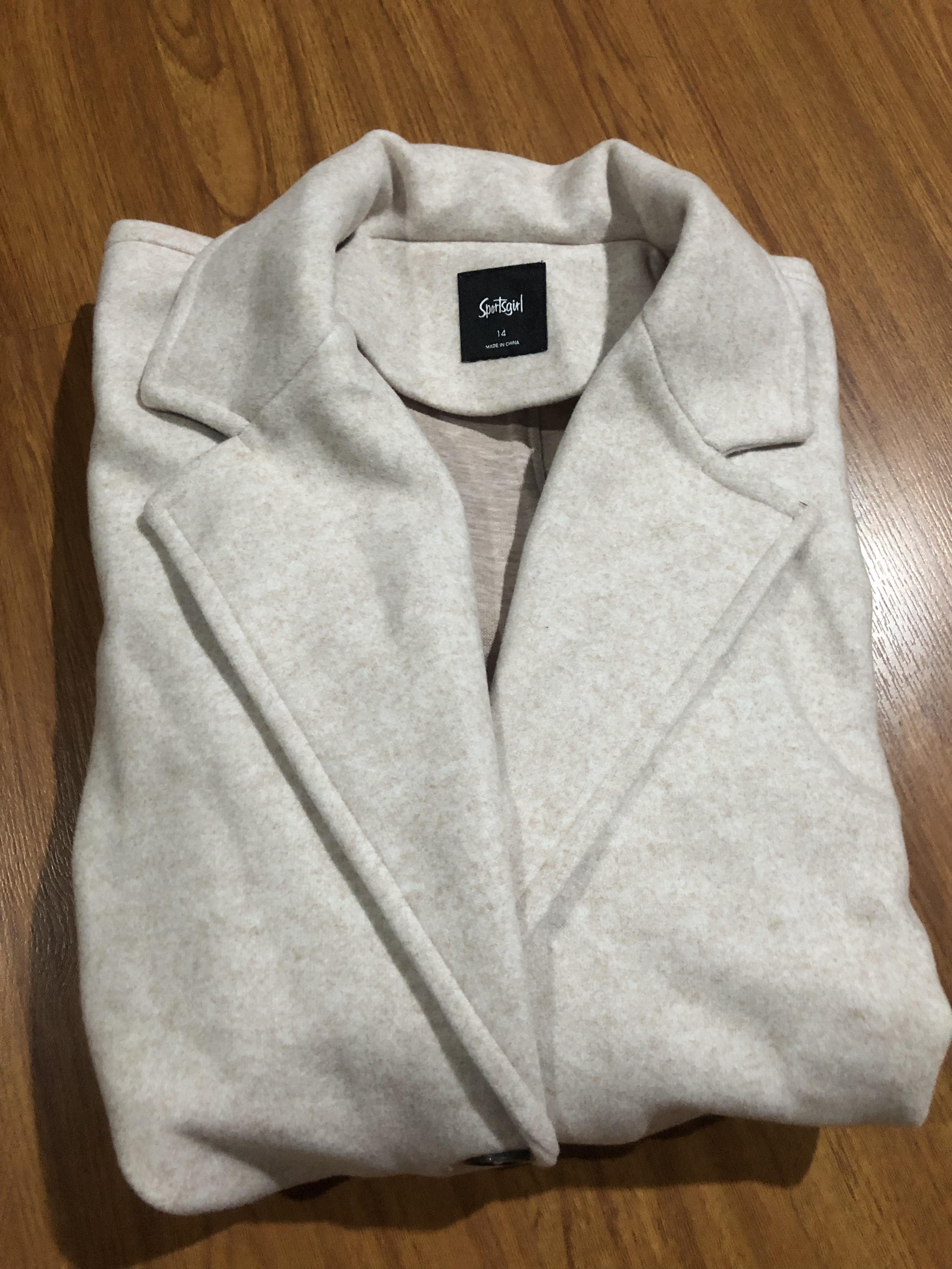 เสื้อโค้ดกันหนาว เสื้อกันหนาว overcoat โค้ทวูล สักหลาด ผสมวูล สีดำ แต่งคอปก กระดุมสองแถว แบรนด์ATCHING สำเนา สำเนา สำเนา สำเนา สำเนา ดำ