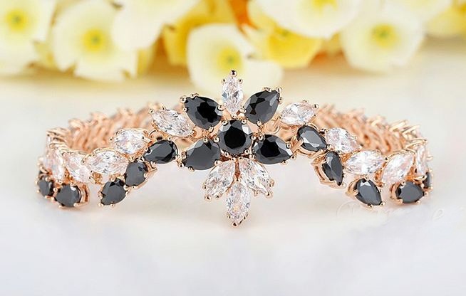 สร้อยข้อมือ ผู้หญิง สร้อยข้อมือทอง 18 K คริสตัลแท้ พลอยสีนิล สลับ เพชร CZ AAA สุดหรู ดีไซน์ เป็นลายดอกไม้ ใส่ออกงาน ราตรี เข้ากับ เดรสสีดำ 892524