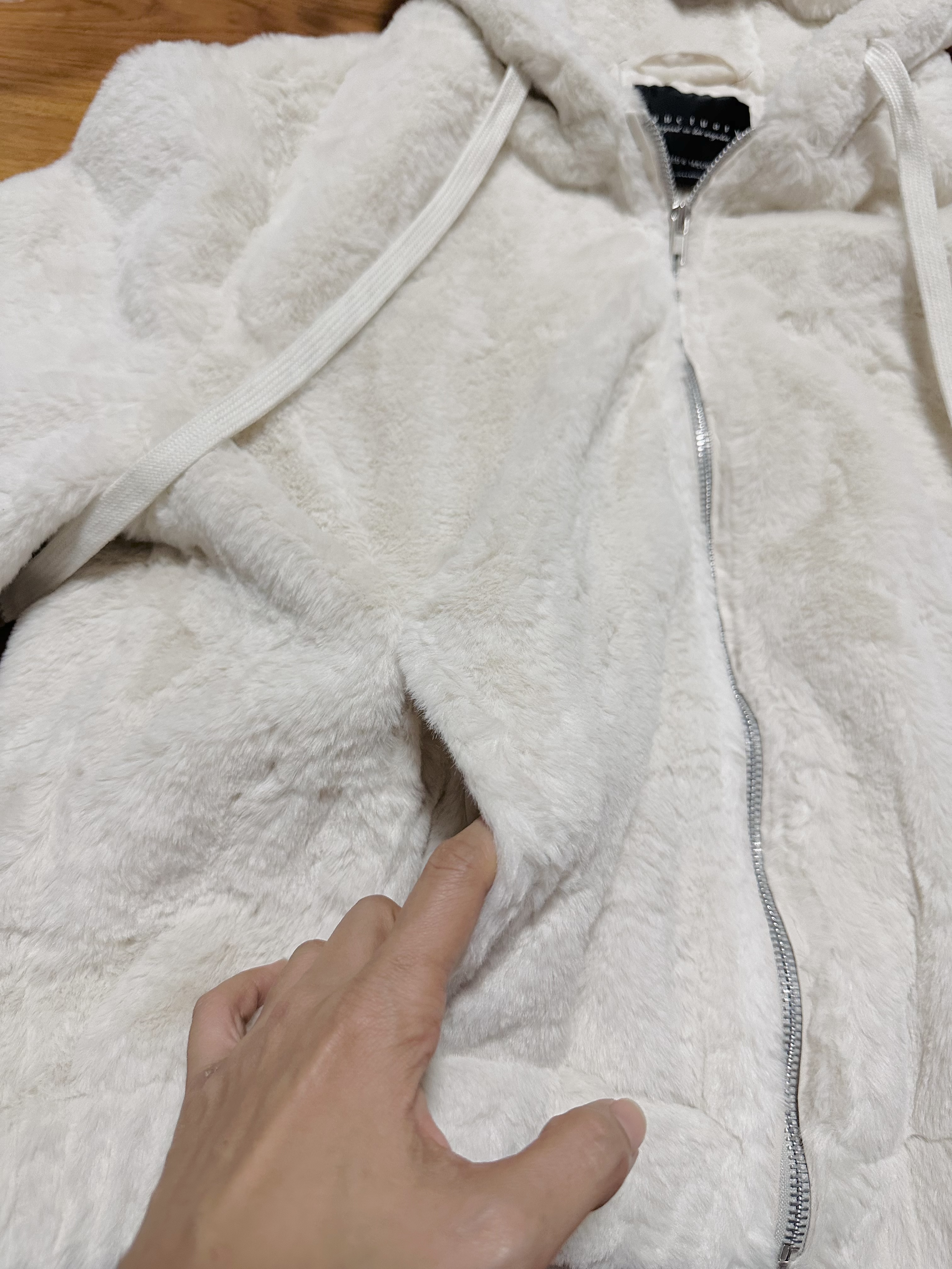 915 เสื้อเฟอร์กันหนาว หมวกฮู้ด เสื้อขน Fluffy hooded jacket แบรนด์ SANCTUARY ขาว