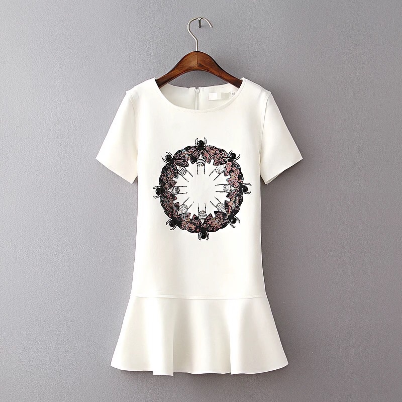 ชุดเดรสสั้น เนื้อผ้าวอร์ม สีขาว แต่งลาย กลางอกsize M