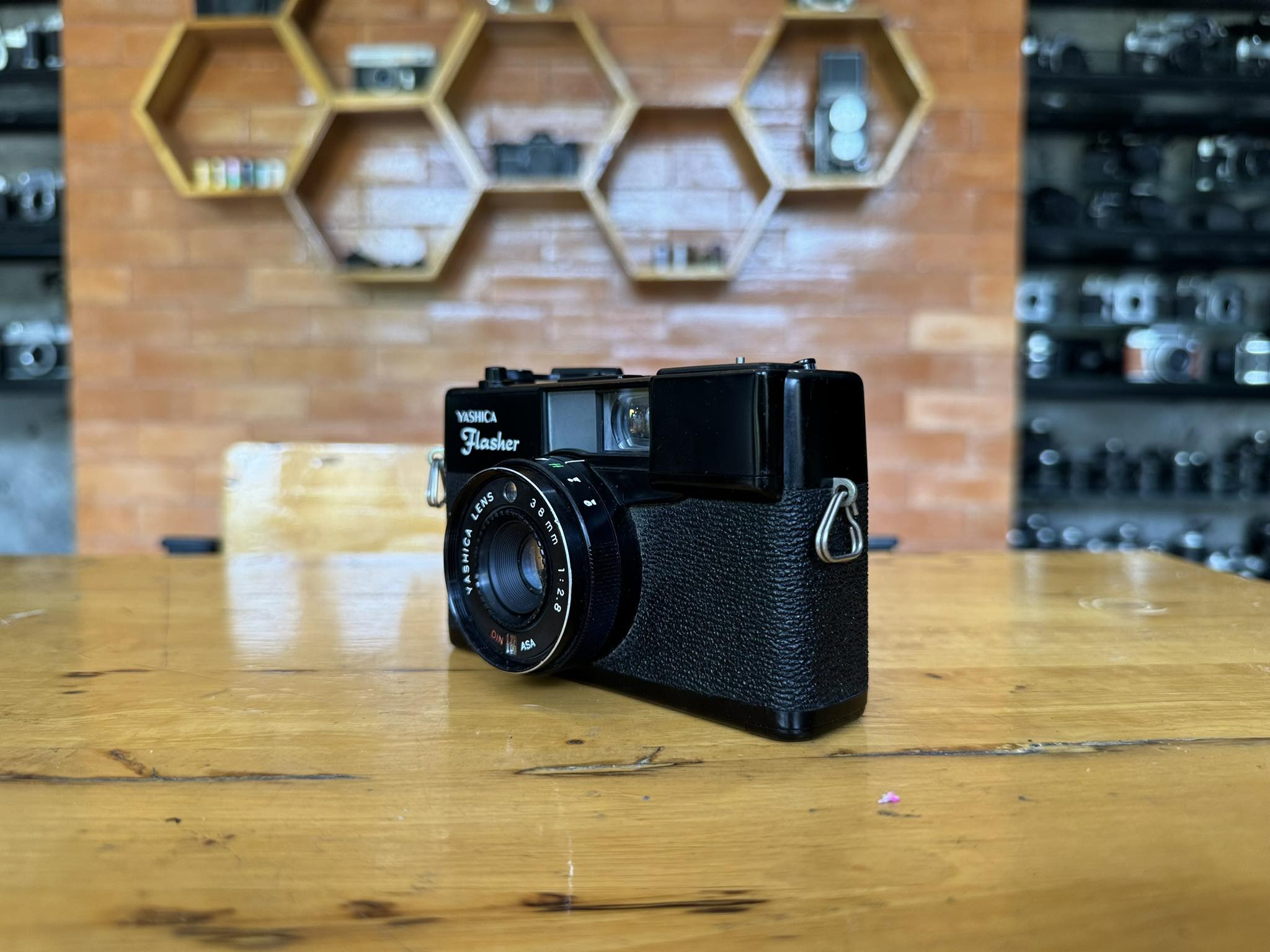 YASHICA FLASHER YASHICA LENS 38MM.F2.8