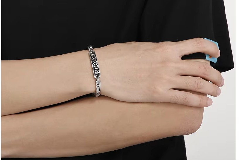 สร้อยข้อมือ ผู้ชาย สแตนเลสแท้ ใส่เท่ ใส่สวย สีเงิน และ แบบเรโทร สร้อยข้อมือชาย แฟชั่นดีไซน์ ลายสวย 496231