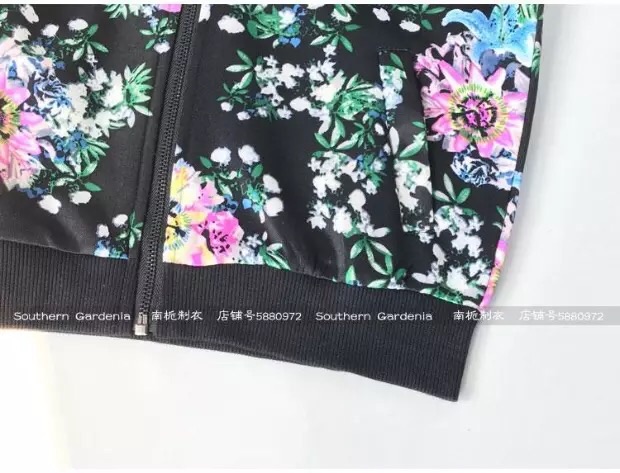 เสื้อคลุม เสื้อแจ็คเก็ต ผ้าวอร์ม พื้นดำ ลายดอกสีสันสวยสดใส แต่งแขนเอวจั๊ม เนื้อผ้าหนานุ่มเริ่ดคะ ติดแบรนด์ TSZC