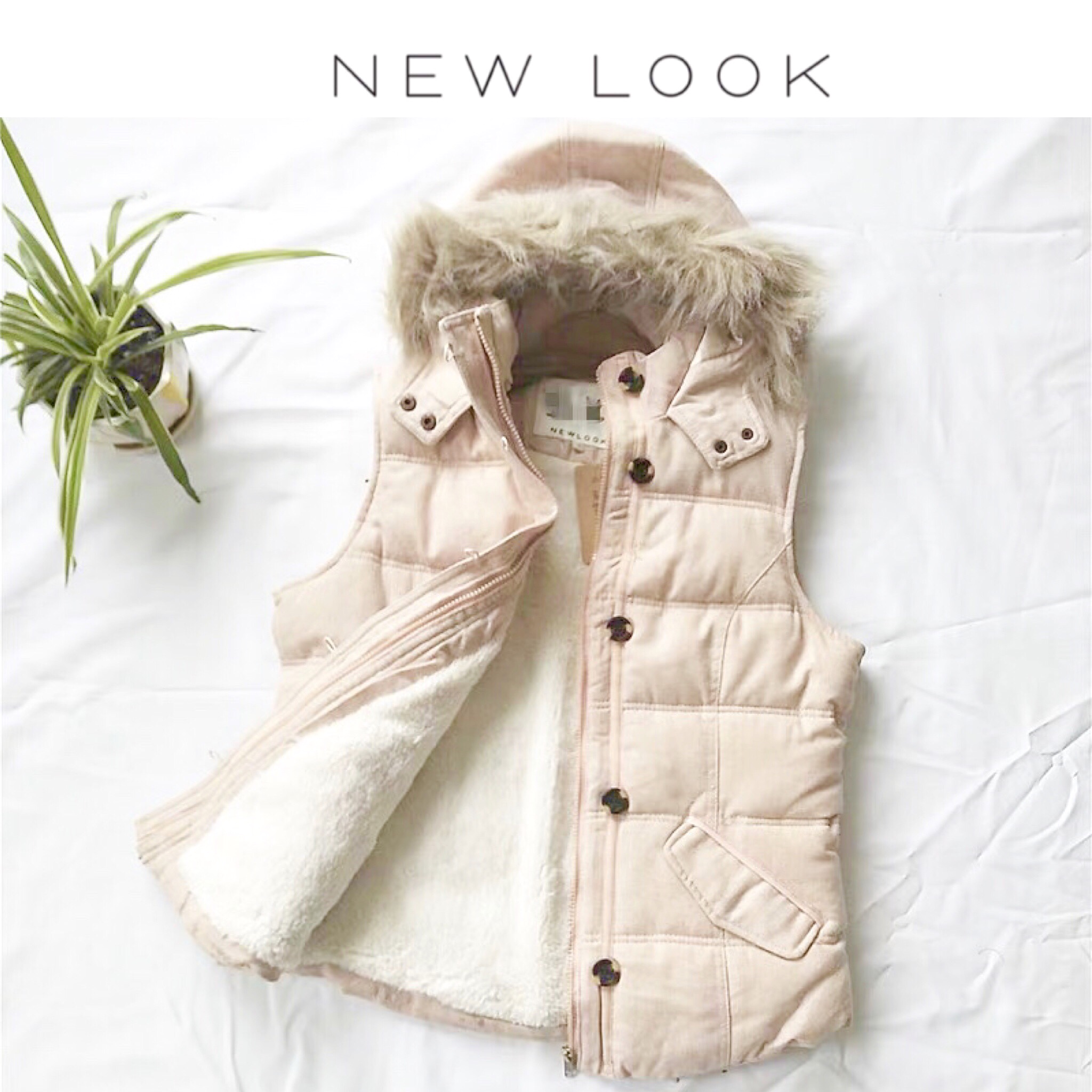 New look เสื้อกั๊ก กันหนาว แต่งฮูทติดเฟอร์ สีชมพูอ่อน งานแบรนด์ NEW LOOK บุขนอุ่นด้านในสีขาว สวย มากคะ ชมพูอ่อน