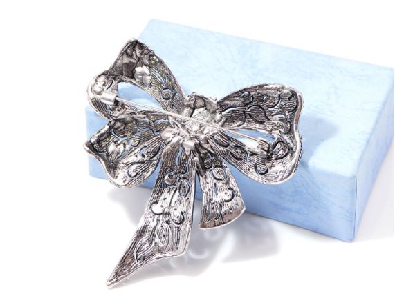 เข็มกลัดติดเสื้อ ดีไซน์ เป็นรูป โบว์ สีเงิน ตกแต่งด้วย Rhinestone ระยิบระยับ เข็มกลัด ตกแต่งเสื้อ ติดปกเสื้อ หน้าอกเสื้อ สวย ๆ 202256