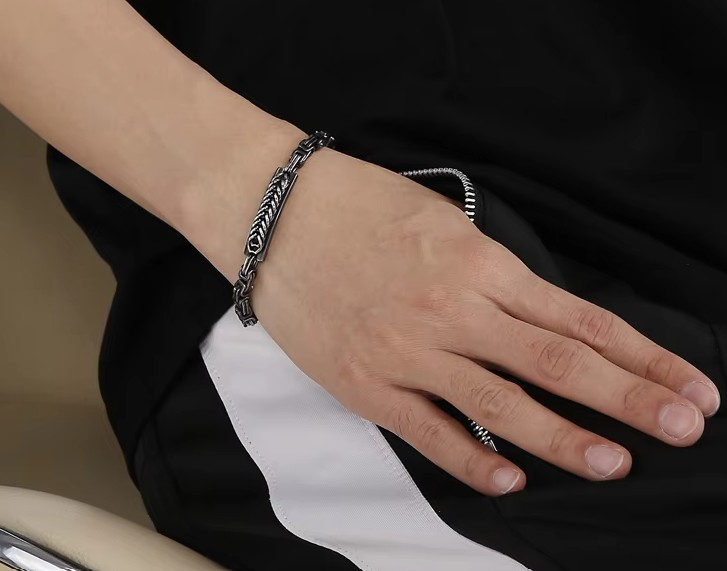 สร้อยข้อมือ ผู้ชาย สแตนเลสแท้ ใส่เท่ ใส่สวย สีเงิน และ แบบเรโทร สร้อยข้อมือชาย แฟชั่นดีไซน์ ลายสวย 496231