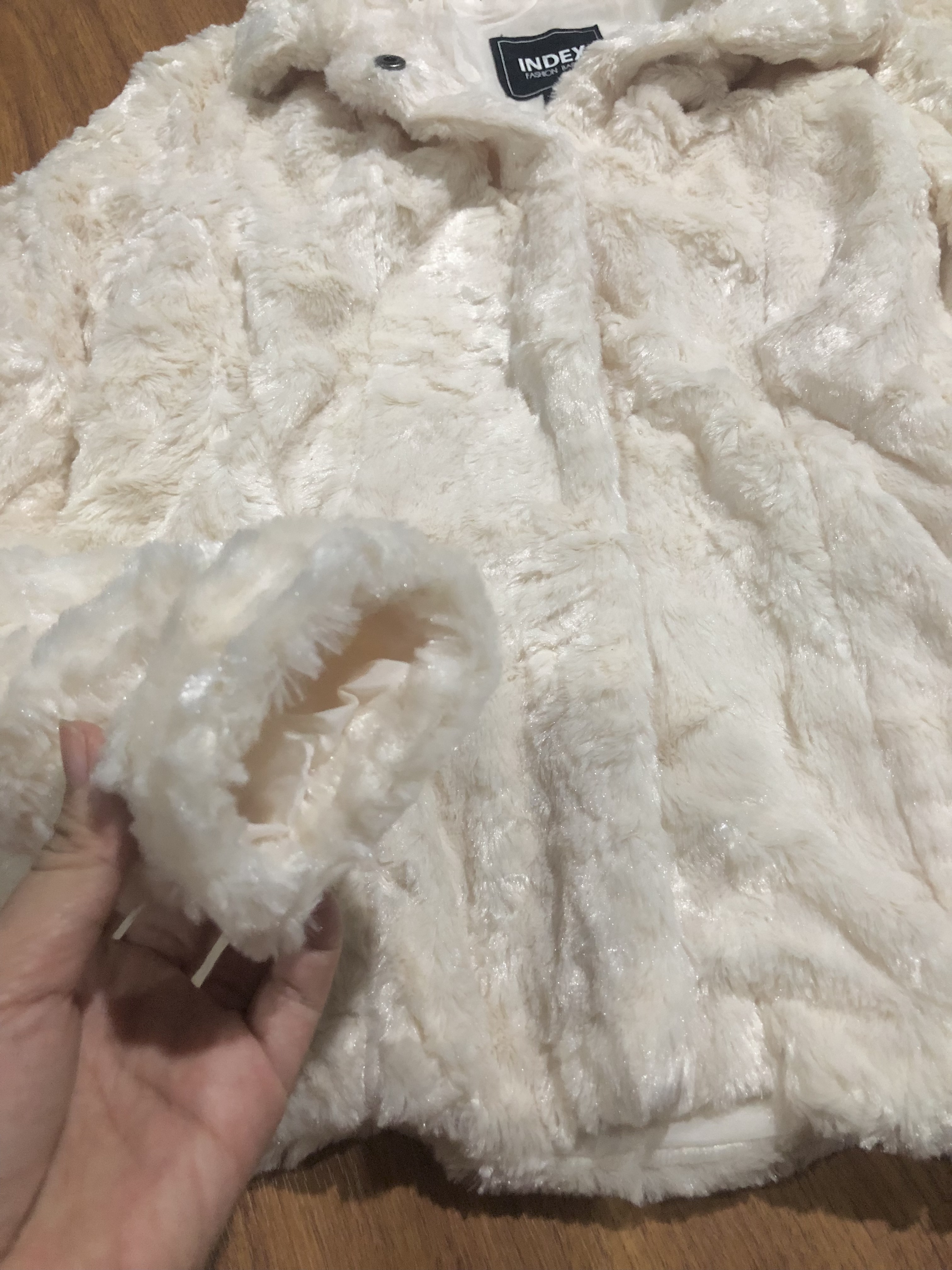 เสื้อกันหนาว เสื้อหนาวแต่งขน สีขาวครีม แบรนด์INDEX ขนสวย นุ่ม น่าสัมผัสมากจร้า Size S/M