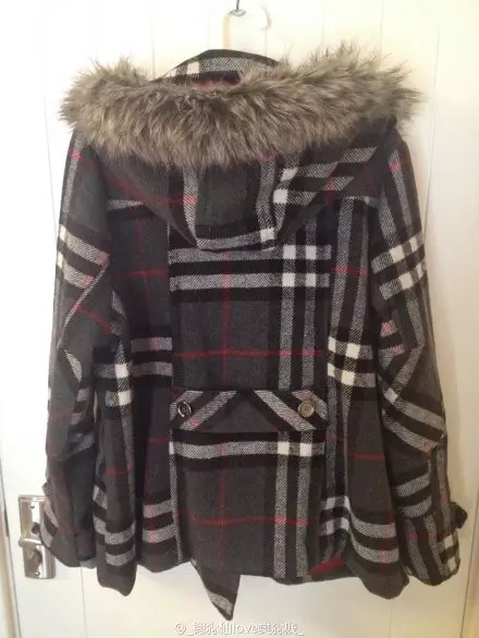 เสื้อกันหนาวสักหลาดผสมวู ลายตาราง classic burberry สีเทา brandname NYC DOLLHOUSE แต่งกระดุมสองแถบ ติดหมวกฮูท ติดเฟอร์ (หมวกมีกระดุมถอดใส่ได้คะ)สวย หรูคะ Size S