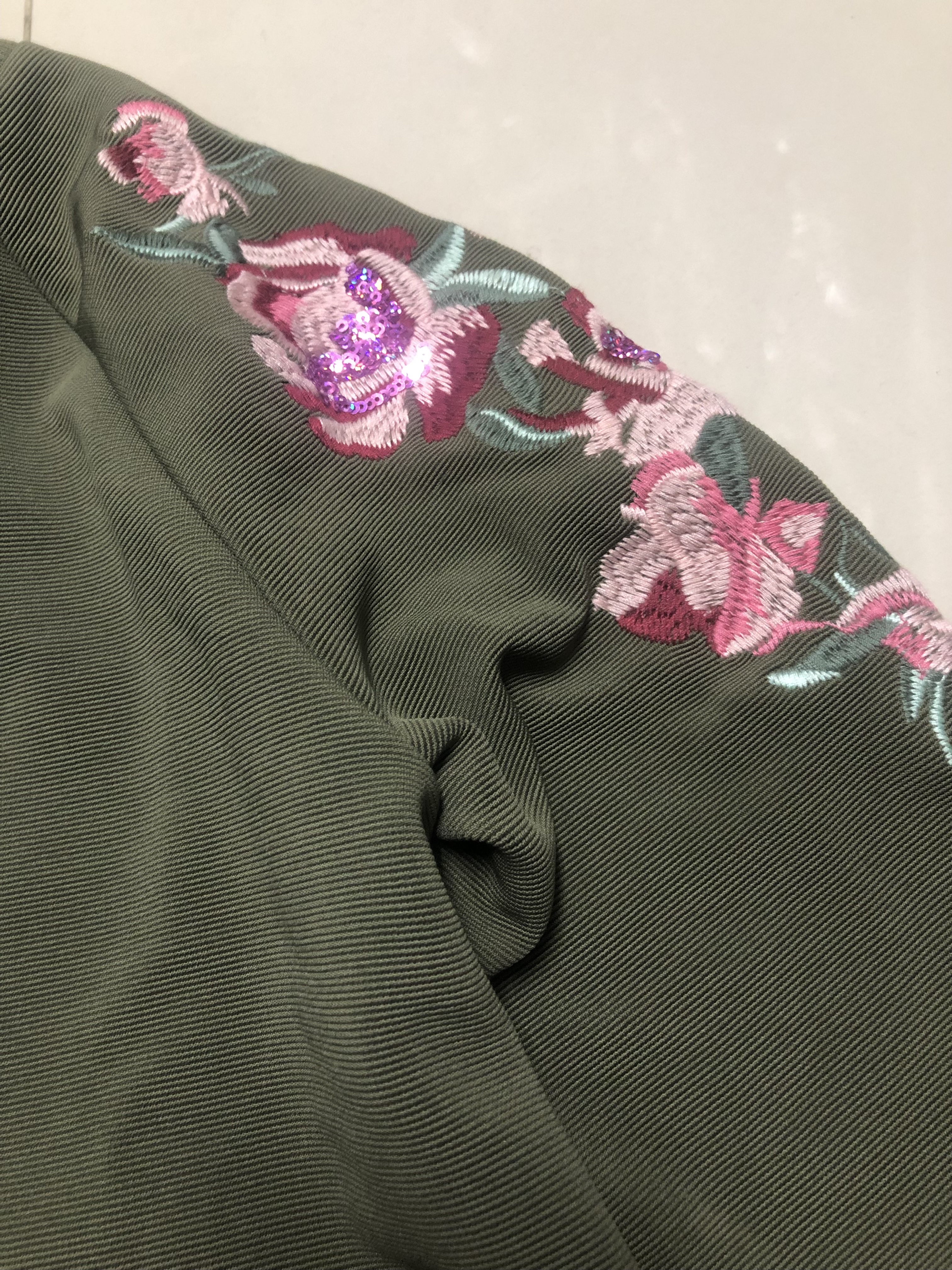เสื้อคลุม เสื้อแจ้คเก็ตเขียวทหาร เสื้อคลุม สีเขียว แตางลายปักดอก ช่วงไหล่งาน เขียว