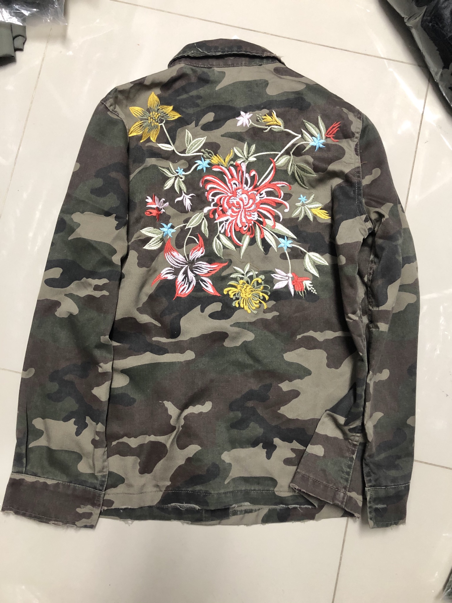 เสื้อนอกทหาร เสื้อแจ็คเก็ต ลายพราง แนวทหาร แต่งลายปัก แพทเทินสวย เท่ห์ มาก แบรนด์ Signature เขียว