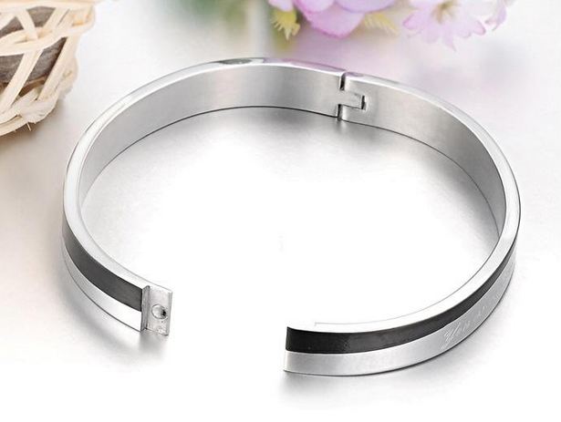 สร้อยข้อมือ กำไลข้อมือ ผู้ชาย ผู้หญิง ดีไซน์ เป็น คู่ กำไลข้อมือ Stainless Steel สีเงิน ฝังเพชร 1 เม็ด แกะลาย ของขวัญให้แฟน ใส่เป็นคู่ 938427