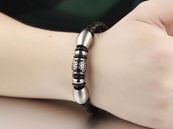 สร้อยข้อมือผู้ชาย กำไลข้อมือ ผู้ชาย สายหนังแท้ สีดำ ถักแน่นหนา ร้อย ตุ้ม Stainless Steel ลายออก จีน ๆ ตัวล๊อค ระบบแม่เหล็ก สวยหรู 335985