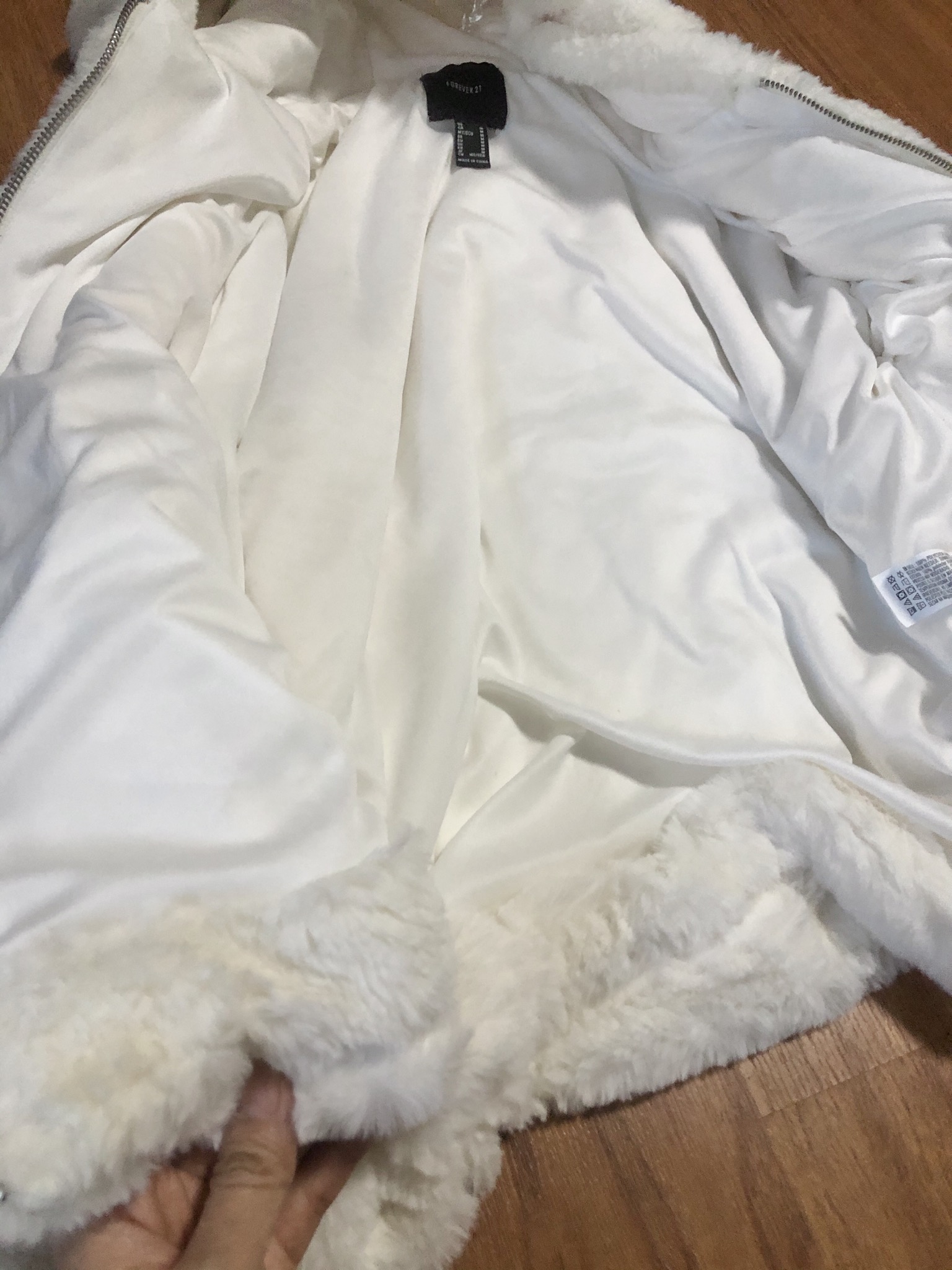 Forever21 เสื้อเฟอร์กันหนาว หมวกฮู้ด เสื้อขน แบรนด์ forever21 (FLUFFY COAT) ขาว