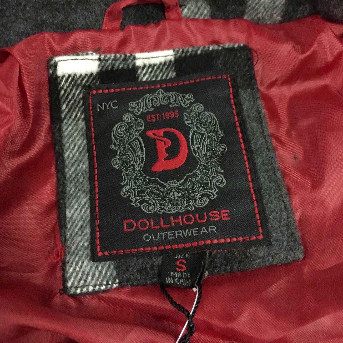 เสื้อกันหนาวสักหลาดผสมวู ลายตาราง classic burberry สีเทา brandname NYC DOLLHOUSE แต่งกระดุมสองแถบ ติดหมวกฮูท ติดเฟอร์ (หมวกมีกระดุมถอดใส่ได้คะ)สวย หรูคะ Size S