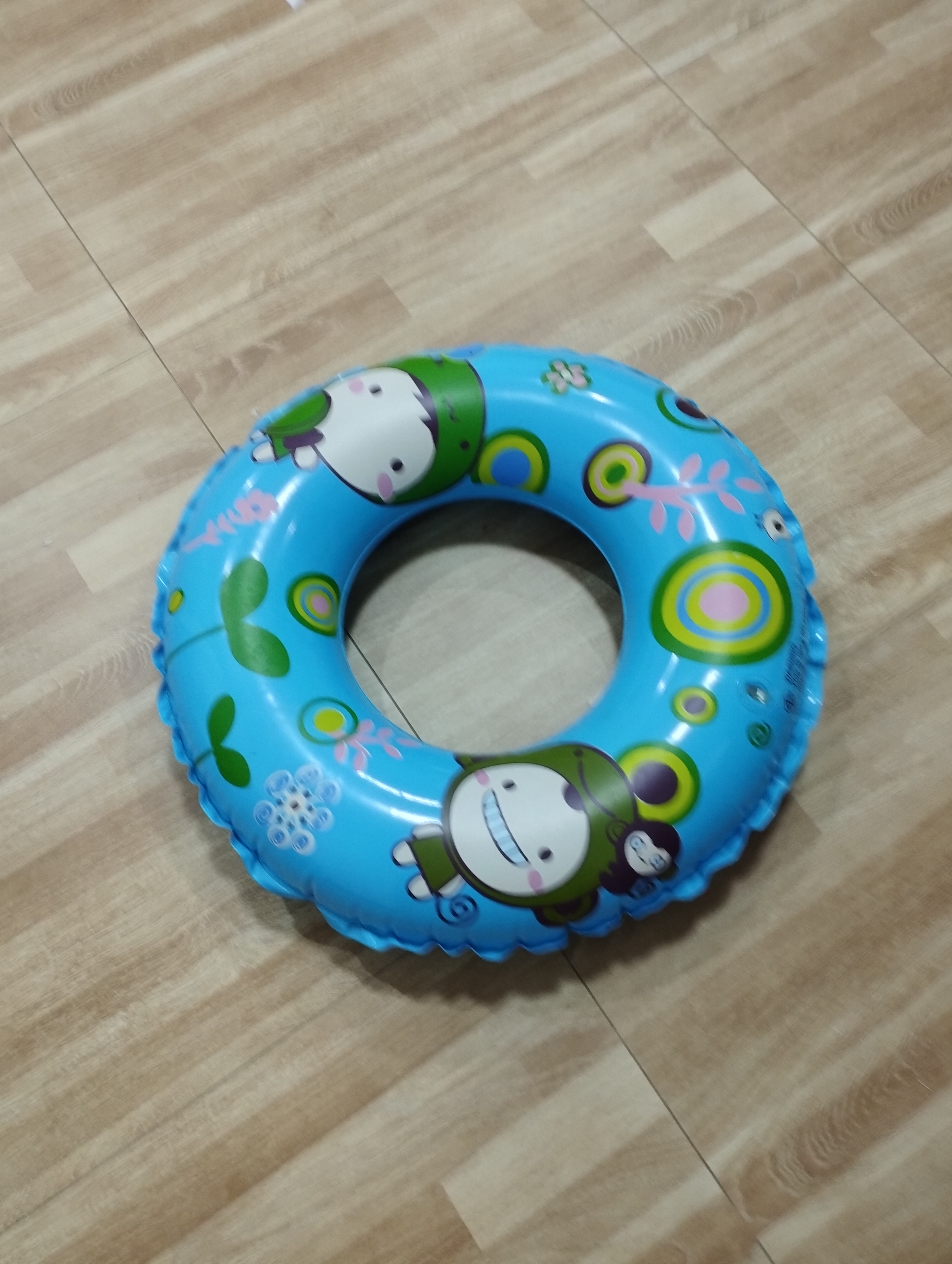 ห่วงยางเล่นน้ำ ขนาดเส้นผ่านศูนย์กลางขอบนอก58ซม.(ขอบใน23ซม.) สีฟ้า ลายตามภาพ มือสอง