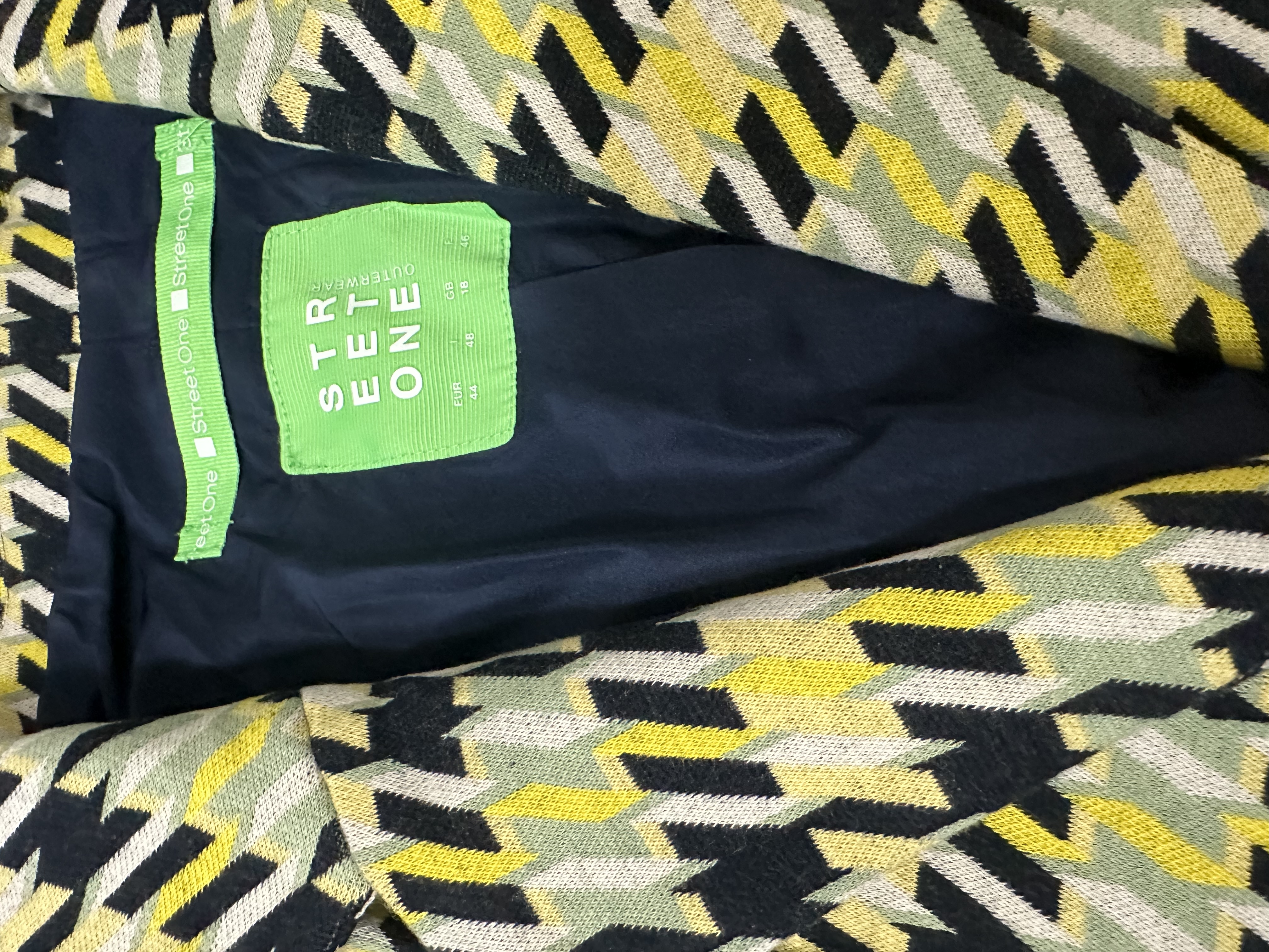 เสื้อกันหนาว โค้ทกันหนาว ลายชิโนริ แบรนด์ Street one (German) ขาว