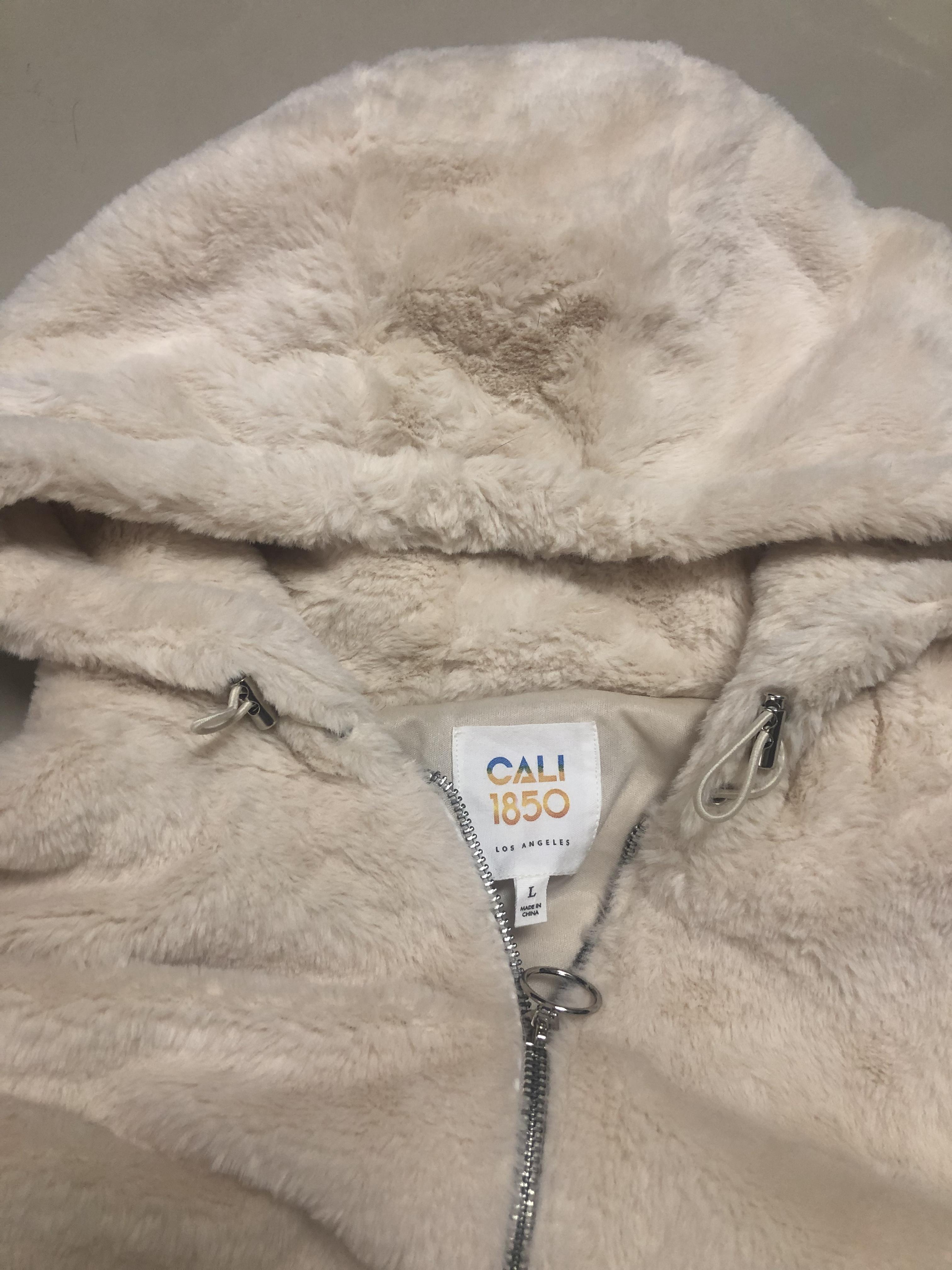 Cali 1985 เสื้อเฟอร์กันหนาว หมวกฮู้ด เสื้อขน (FLUFFY COAT) สีครีม แบรนด์ CALI 1985 Los Angeles ขาว