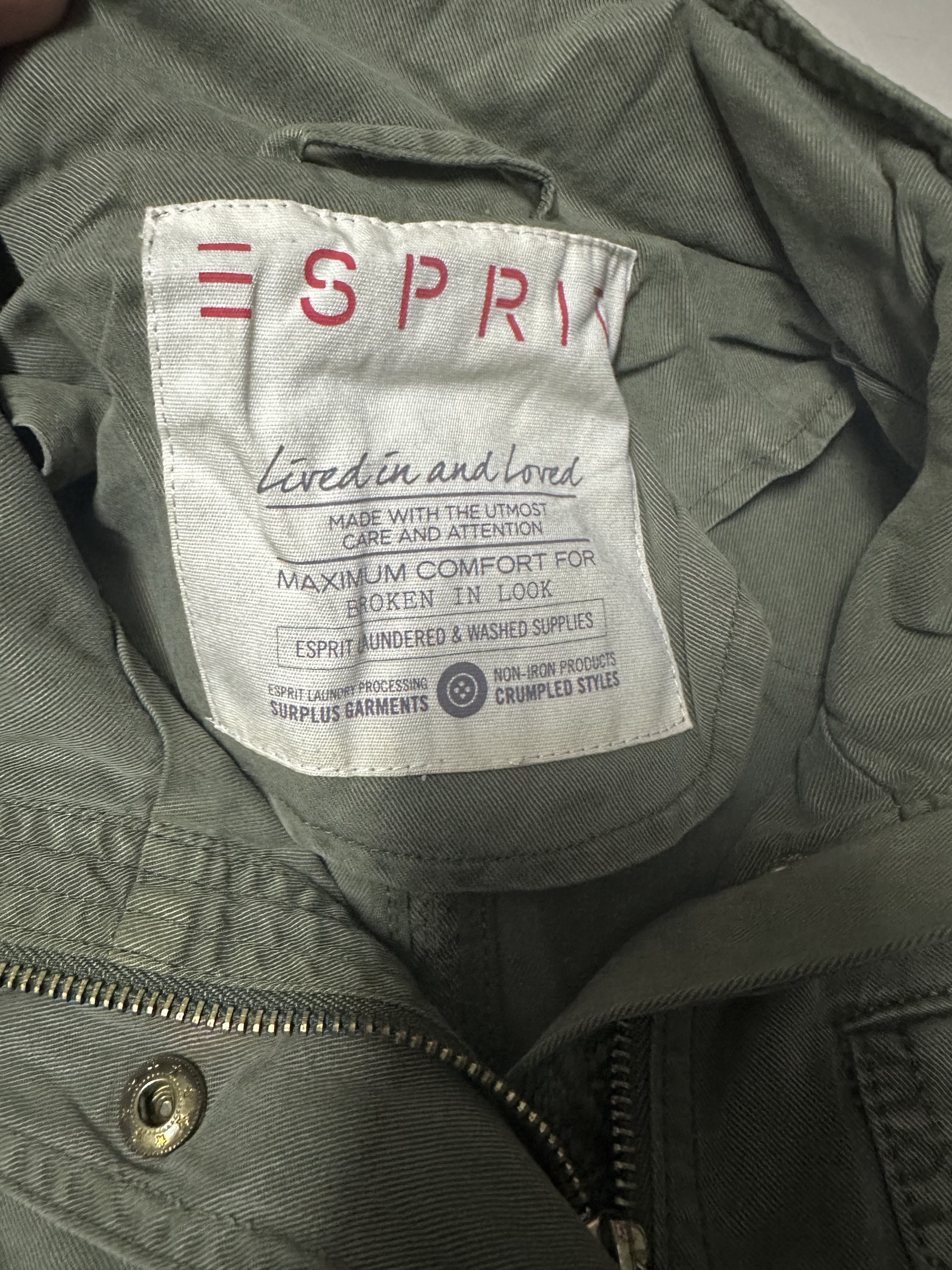 Esprit เสื้อเขียวทหาร เสื้อนอกแนวทหาร แต่งบั้ง ช่วงอก แขน นวทหาร แบรนด์ ESPRIT แพทเทินสวย เท่ห์มาก คะ Size S/M/L/XL เขียว
