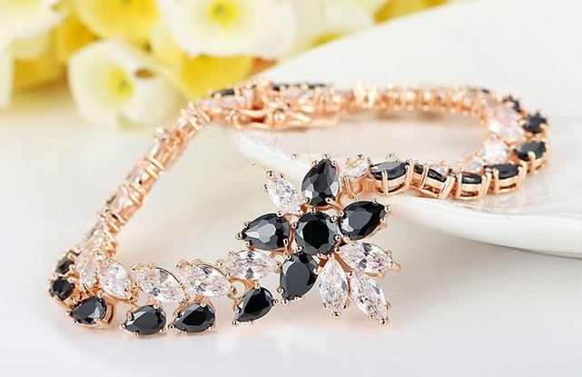 สร้อยข้อมือ ผู้หญิง สร้อยข้อมือทอง 18 K คริสตัลแท้ พลอยสีนิล สลับ เพชร CZ AAA สุดหรู ดีไซน์ เป็นลายดอกไม้ ใส่ออกงาน ราตรี เข้ากับ เดรสสีดำ 892524