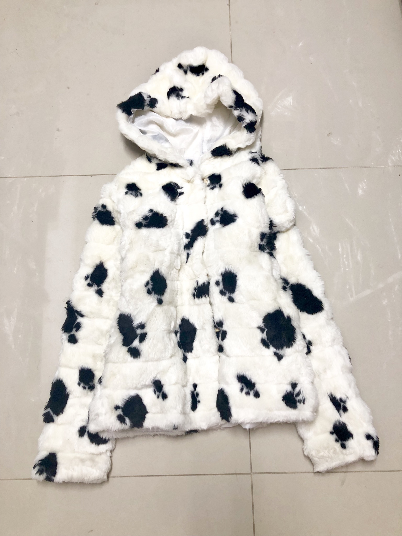 เสื้อกันหนาวฮูท เสื้อขนเฟอร์ฮูท สีขาว แต่งลายเท้าน้องหมา สีดำ แบบสวย ขนนิ่มฟูมากคะ ขาว