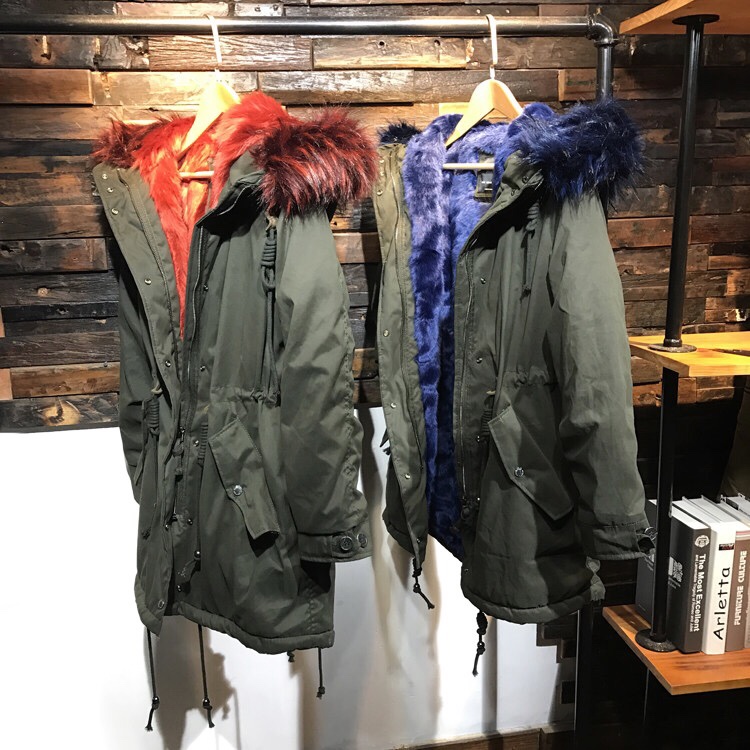 BERSHKA เสื้อโค้ท โค้ทฮูท กันหนาว เสื้อparka ฮูท กันหนาวสีเขียว แบรนด์เนมBERSHKA แต่งเฟอร์ สีน้ำเงิน ซับขนอุ่นน้ำเงิน งานสวย มากคะ Size S/M/L/2L/3L สำเนา สำเนา เขียวเฟอร์น้ำเงิน