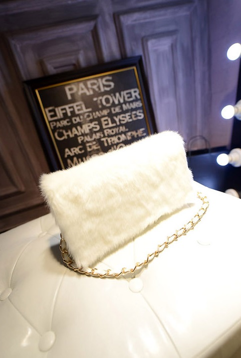 กระเป๋า Clutch มือ แต่งขนฟูนุ่ม สีขาว /ดำ แถมสายสองแบบ สองระดับ (สายโซ่+สายหนัง) ใช้ได้หลากหลายสไตล์เลยคะ ขนนุ่ม สวยหรู สุดๆ