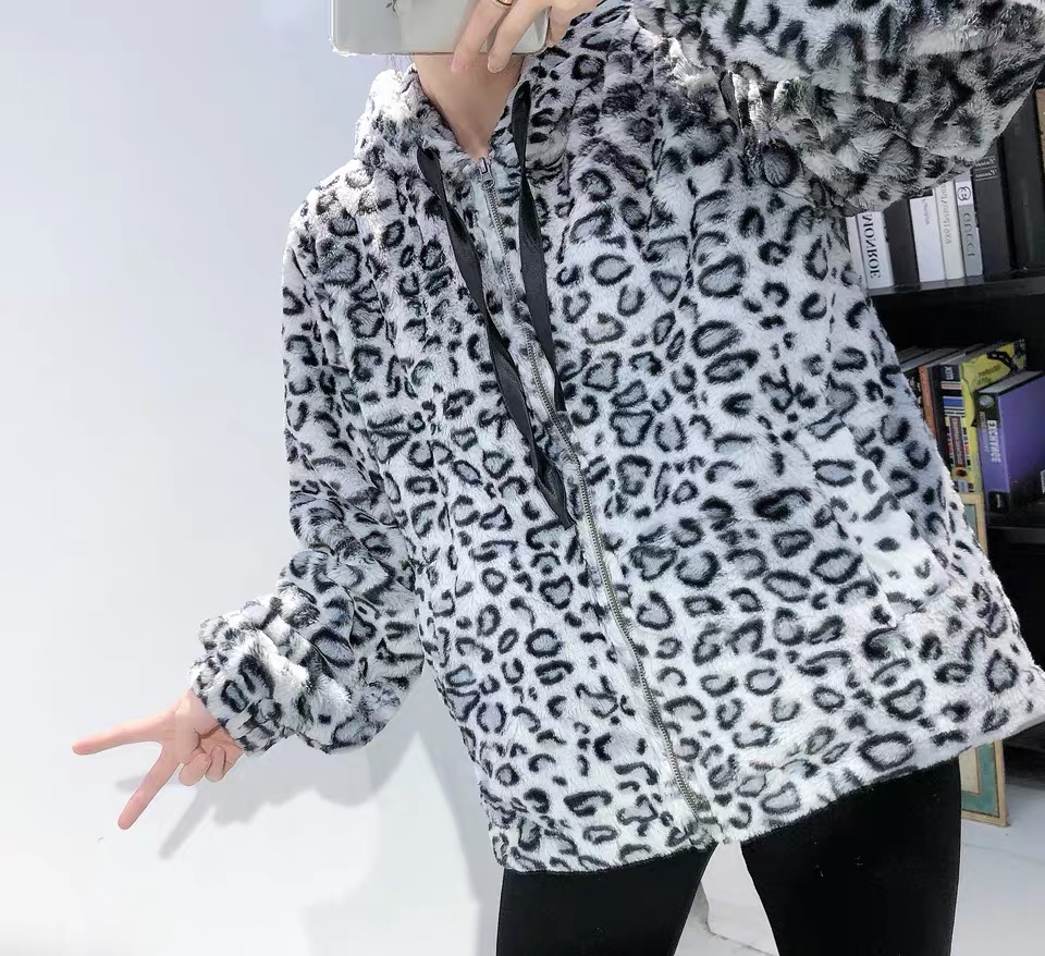 Lolaliza เสื้อเฟอร์กันหนาว ฮู้ดลายเสือ แรนด์ LOLALIZAเสื้อคลุมขน ลายเสือ โทนเทา ขนนิ่มฟู นุ่มมากคะ สำเนา สำเนา ลายเสือ