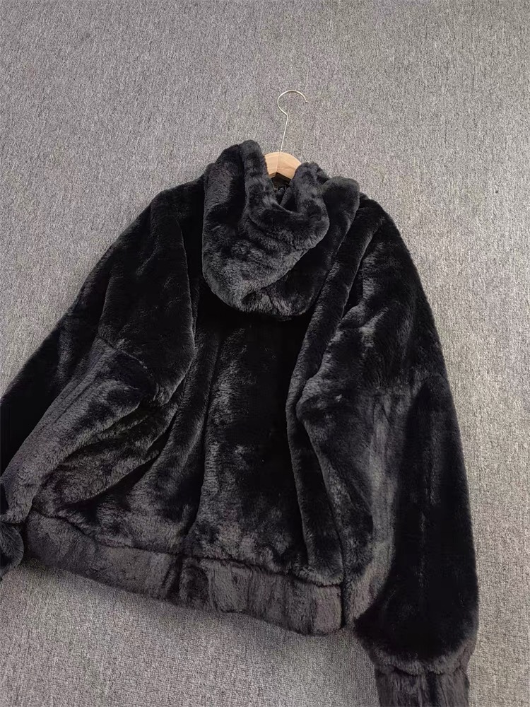 Page one เสื้อเฟอร์กันหนาว หมวกฮู้ด เสื้อขน Fluffy coat แบรนด์ page One ดำ