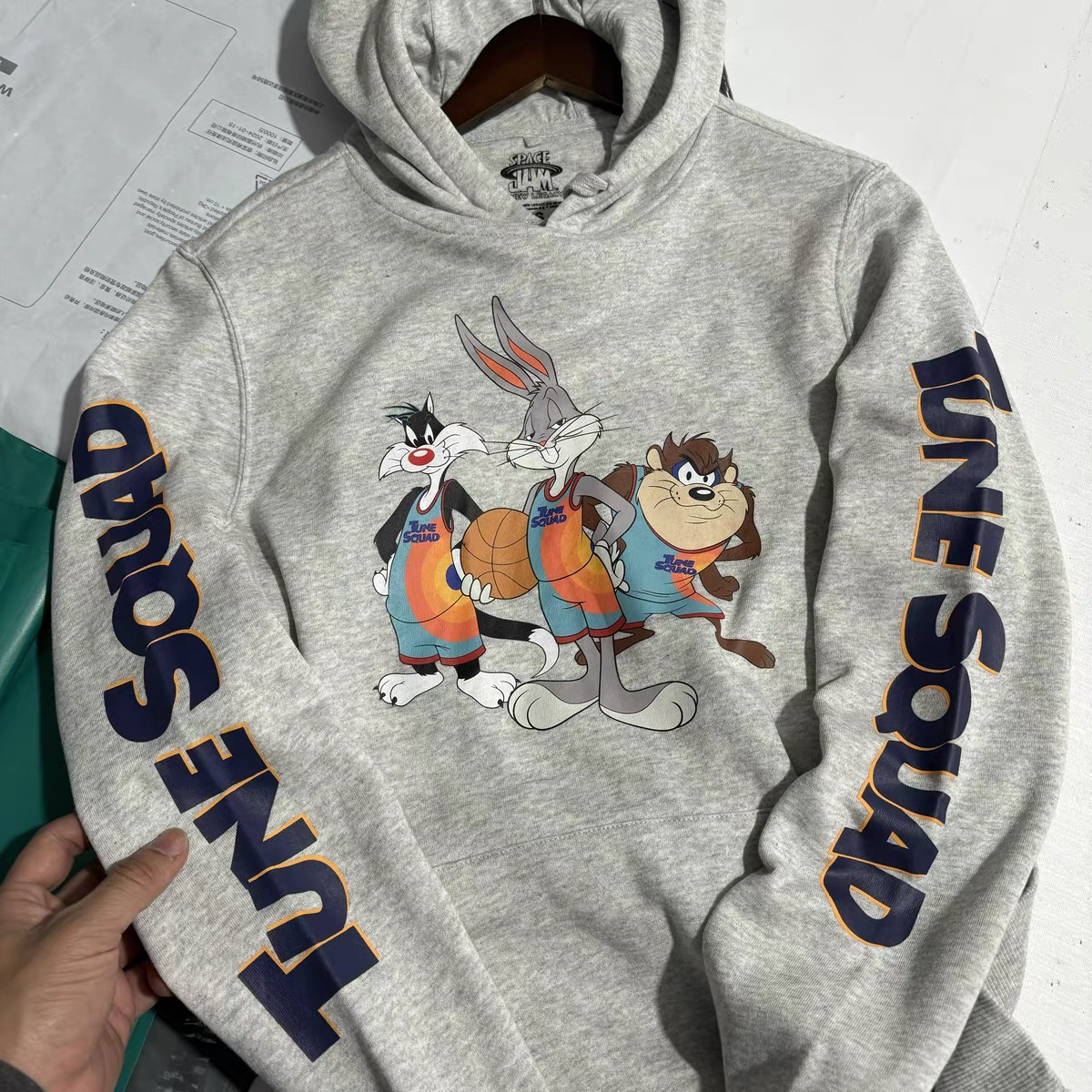 เสื้อฮู้ดขาวครีม LOONEY TUNES วอร์ม สเวตเตอร์ Disney Space jam new legacy เสื้อMICKEY สีน้ำเงิน ลายการ์ตูน DISNEYงานสวย มากคะ Tune squad เขียว