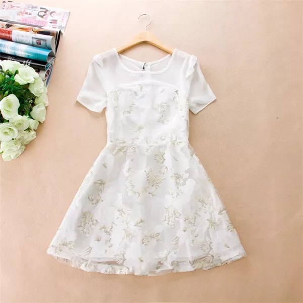 ชุดเดรส ผ้าชีฟองลายดอกสีขาวครีม แต่งผ้าซีทรูช่วงไหล่ Size m/L