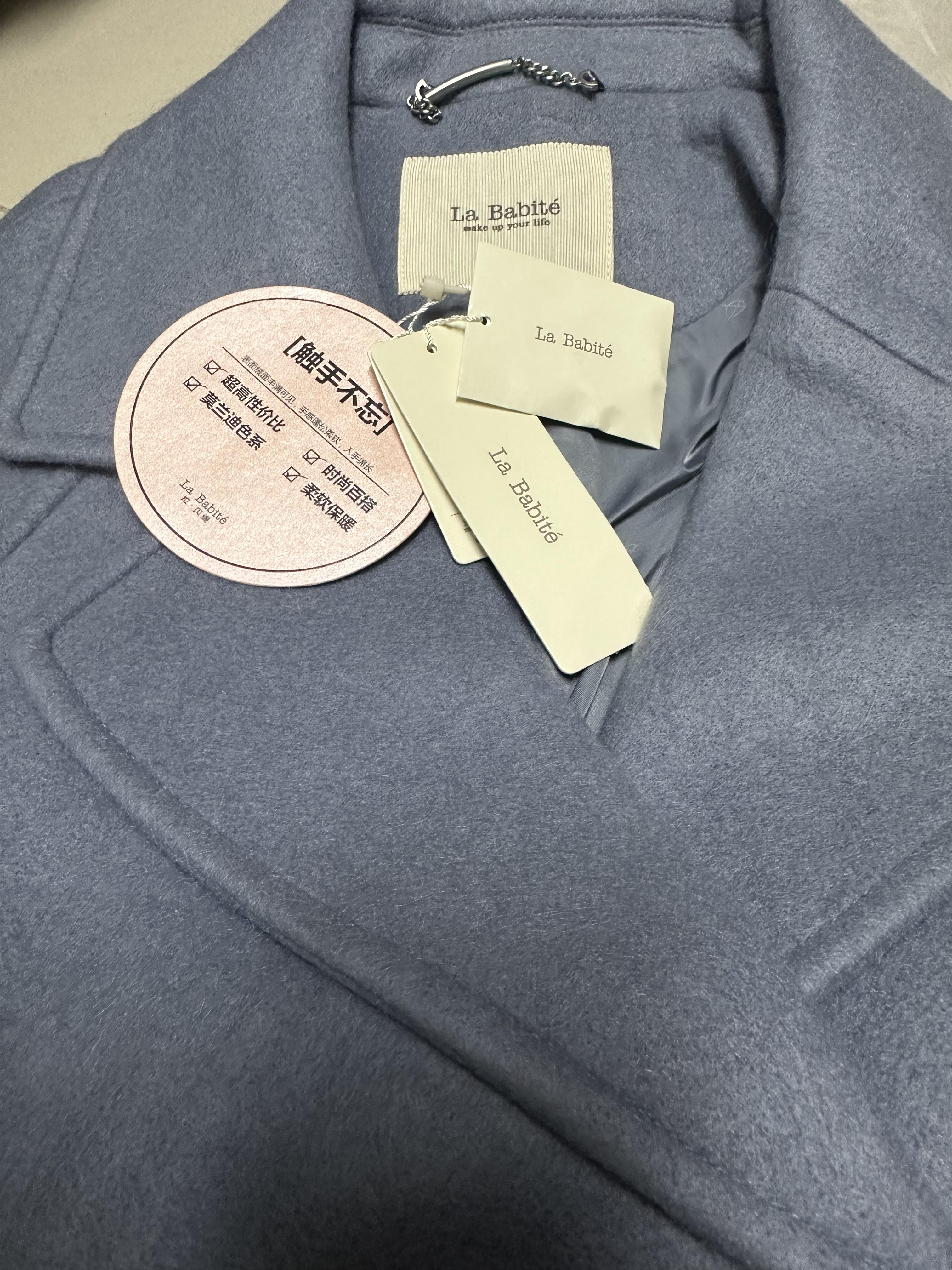 เสื้อโค้ท เสื้อกันหนาว เนื้อผ้าสักหลาดวูล สีฟ้าเทา แต่งกระดุมแถบ สองแถว แบรนด์ La'babite ฟ้าเทา