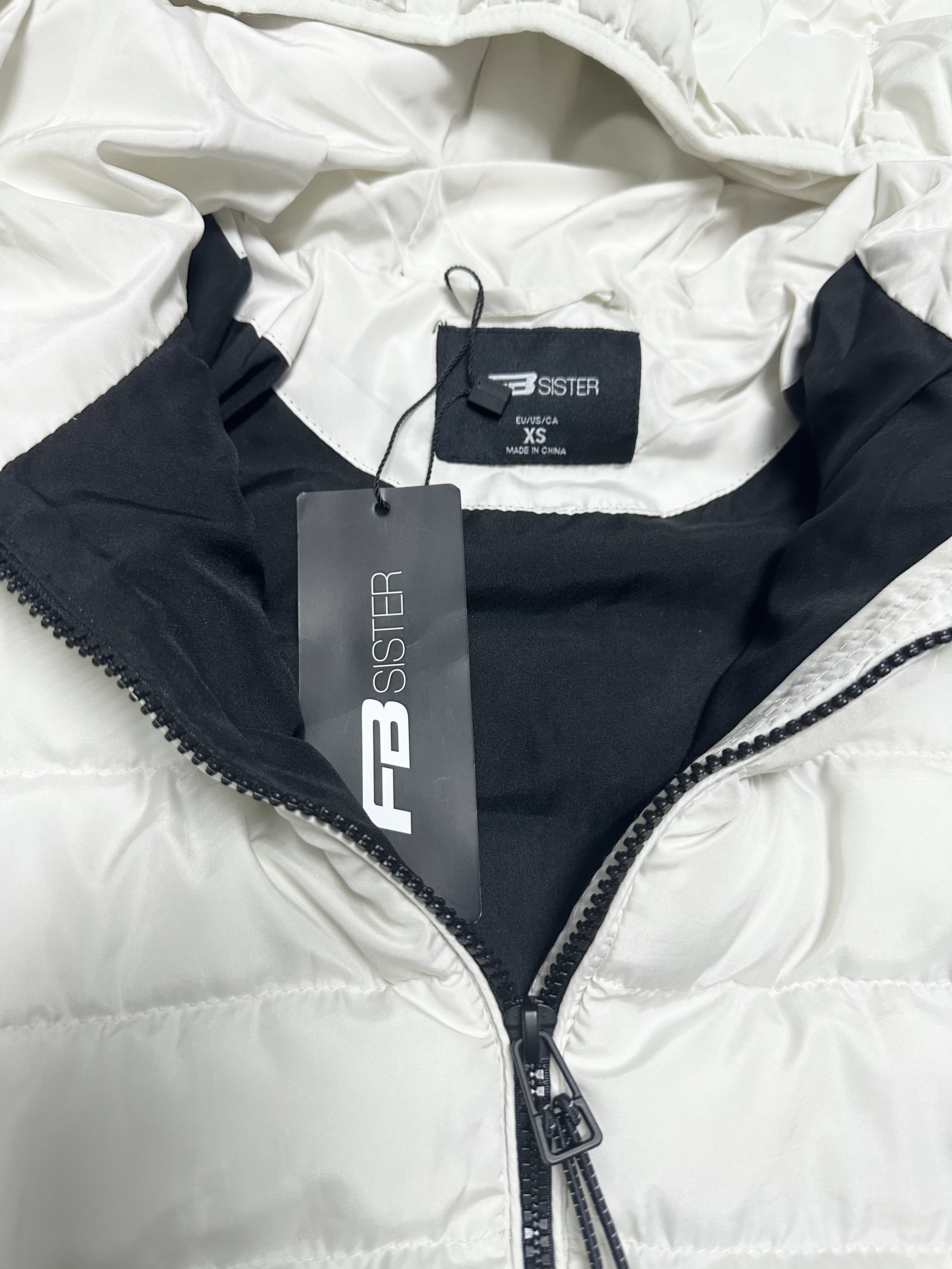 เสื้อกันหนาว เสื้อฮู้ดเฟอร์ บุนวมอุ่น สีขาว แบรนด์ FB SISTER (padded puffer coat สำเนา ขาว